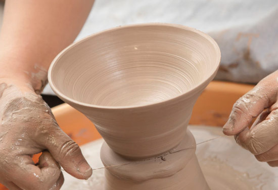圖為陶瓷制作場(chǎng)景圖