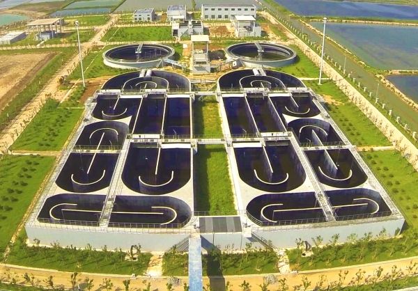 圖為污水處理場(chǎng)景